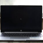 Un écran noir sur un PC portable HP après la mise à jour KB5094126 (Crédit : Alex.I)